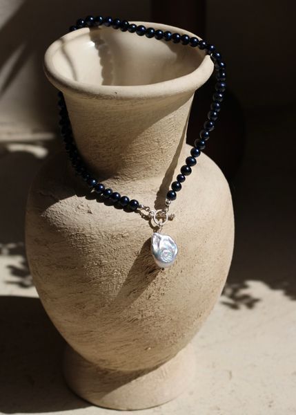 Ekskluzywny naszyjnik typu choker &laquo;Cień Księżyca&raquo; z czarnej perły z dużą, barokową perłą w kolorze szarym