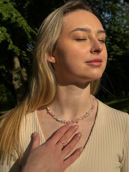 The &laquo;Cotton Candy&raquo; necklace features rose quartz, river pearls, and cat's eye