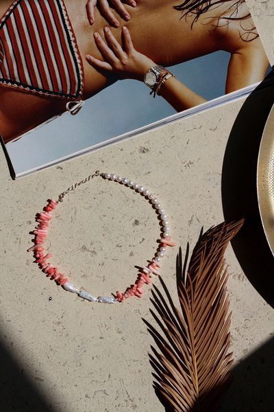The &laquo;Dominica&raquo; necklace features pink coral and natural freshwater pearls