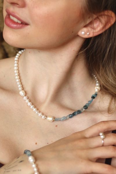 The &laquo;Lauria&raquo; necklace natural freshwater pearls with an aquamarine accent