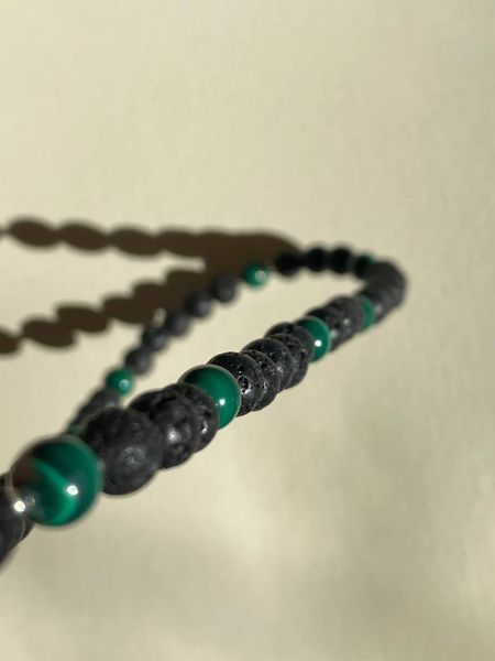 Colier de autor &bdquo;Puterea Păm&acirc;ntului&rdquo; realizat din lavă vulcanică și malachit natural. Bijuterii unisex pentru