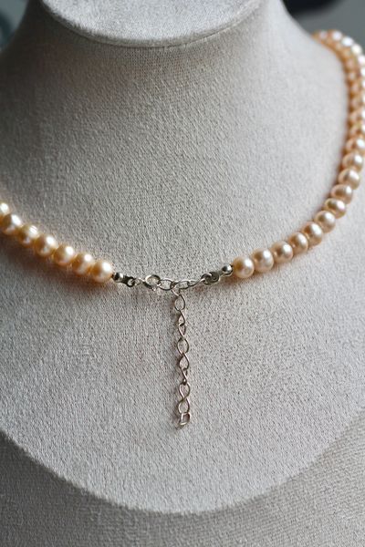 The &laquo;Champagne&raquo; necklace: natural features river pearls in a delicate peach-golden hue