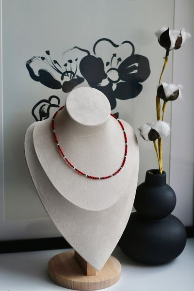 Śmiały choker &laquo;Wężyk&raquo; z czerwonego i białego koralowca oraz spinelu