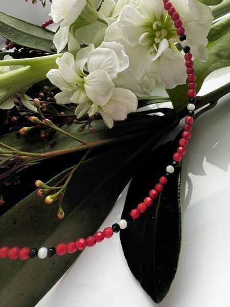 A bold &laquo;Snake&raquo; choker made of red and white coral and spinel